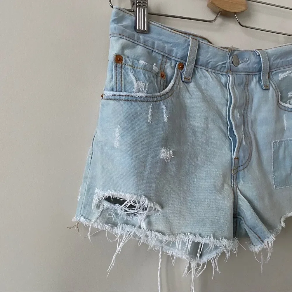 LEVI’S Light Wash Distressed Patch Pocket Shorts - Picture 3 of 9